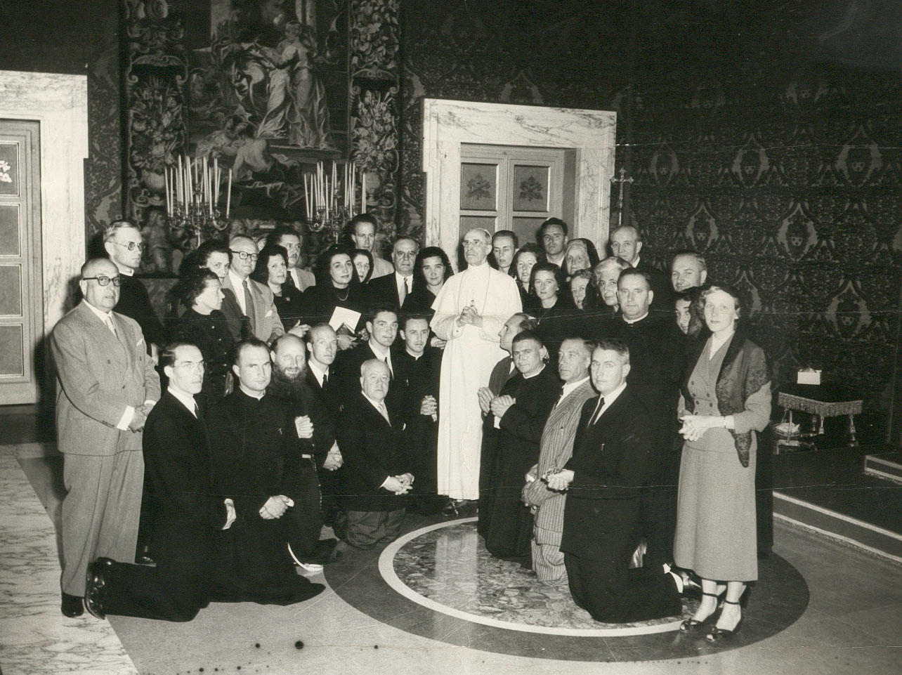 A Castegandolfo, Père Marie-Joseph et l’Abbé BURGUN (ofs) sont reçus en audience par le Pape Pie XII