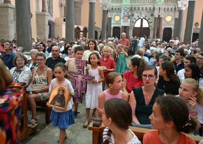 Procession d'offrandes apportées par des enfants
